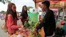 Pengunjung membeli sayur mayur hasil panen dari penghuni Apartemen Green Lake saat Car Free Day di Danau Sunter, Jakarta Utara, Minggu (28/1). Sepanjang tahun 2017 sebanyak 1.000 kilogram (kg) panen sayuran dari urban farming. (Liputan6.com/Fery Pradolo)
