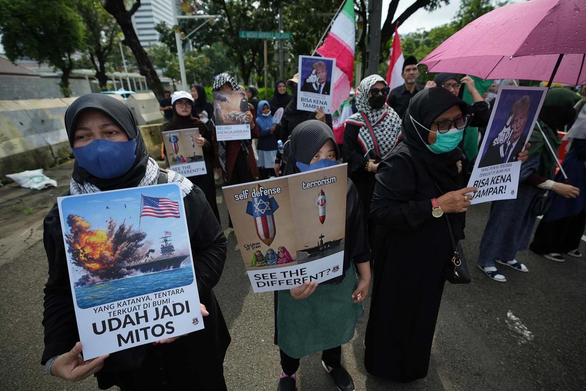 FOTO: Massa Aksi di Kedubes Amerika Serikat Mengecam Serangan ke Iran