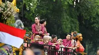 Parade Mobil Hias, Kriya, dan Budaya dimulai dari Stadion Sriwedari dan berakhir di Balai Kota Solo secara simbolis dibuka oleh Ibu Negara Iriana Jokowi serta turut memeriahkan Kemendikbudristek. (Ist)