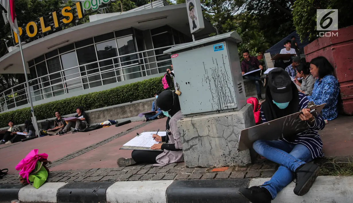 Sejumlah Mahasiswa IKJ Fakultas Seni Rupa duduk dipinggir jalan melukis suasana Bundaran HI, Jakarta Pusat, Kamis (19/10). Mereka melukis Bundaran Hotel Indonesia, Jakarta, dari berbagai sudut. (Liputan6.com/Faizal Fanani)