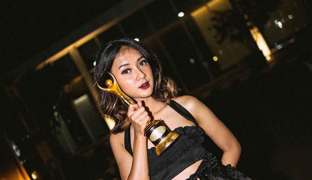 Berkat prestasinya yang gemilang, tahun 2019, Astri meraih penghargaan bergengsi AMI dalam kategori “Artis Solo Terbaik dan R&B terbaik”. [Foto: IG/rahmaniaastrini].