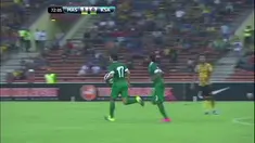 Petasan yang dilempar ke lapangan oleh oknum suporter Malaysia menghentikan laga kualifikasi Piala Dunia 2018 antara Malaysia vs Arab Saudi di Stadion Shah Alam, Kuala Lumpur.