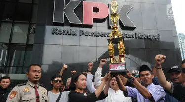 Sejumlah tokoh masyarakat Kabupaten Cianjur memberikan piala kepada KPK di Jakarta, Selasa (18/12). Piala itu diberikan sebagai apresiasi atas operasi tangkap tangan (OTT) Bupati Cianjur Irvan Rivano Muchtar oleh KPK. (Merdeka.com/Dwi Narwoko)