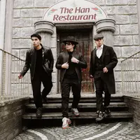 Ini adalah momen ketika keluarga Halilintar berlibur di luar negeri. Atta terlihat berpose bersama Thariq dan Saai, mengenakan innerwear dan jogger pant hitam, ditumpuk dengan jaket kulit berwarna cokelat. Sedang Thariq tampil serba hitam dan Saaiha tampak seperti pangeran Inggris. Foto: Instagram.