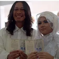 Komedian Aming Supriatna resmi melepas masa lajangnya dengan mempersunting Evelyn Nada Anjani. Aming melepas masa lajangnya di kediamannya, Bandung. Pernikahannya sempat menjadi kontroversi. (dok. Instagram)