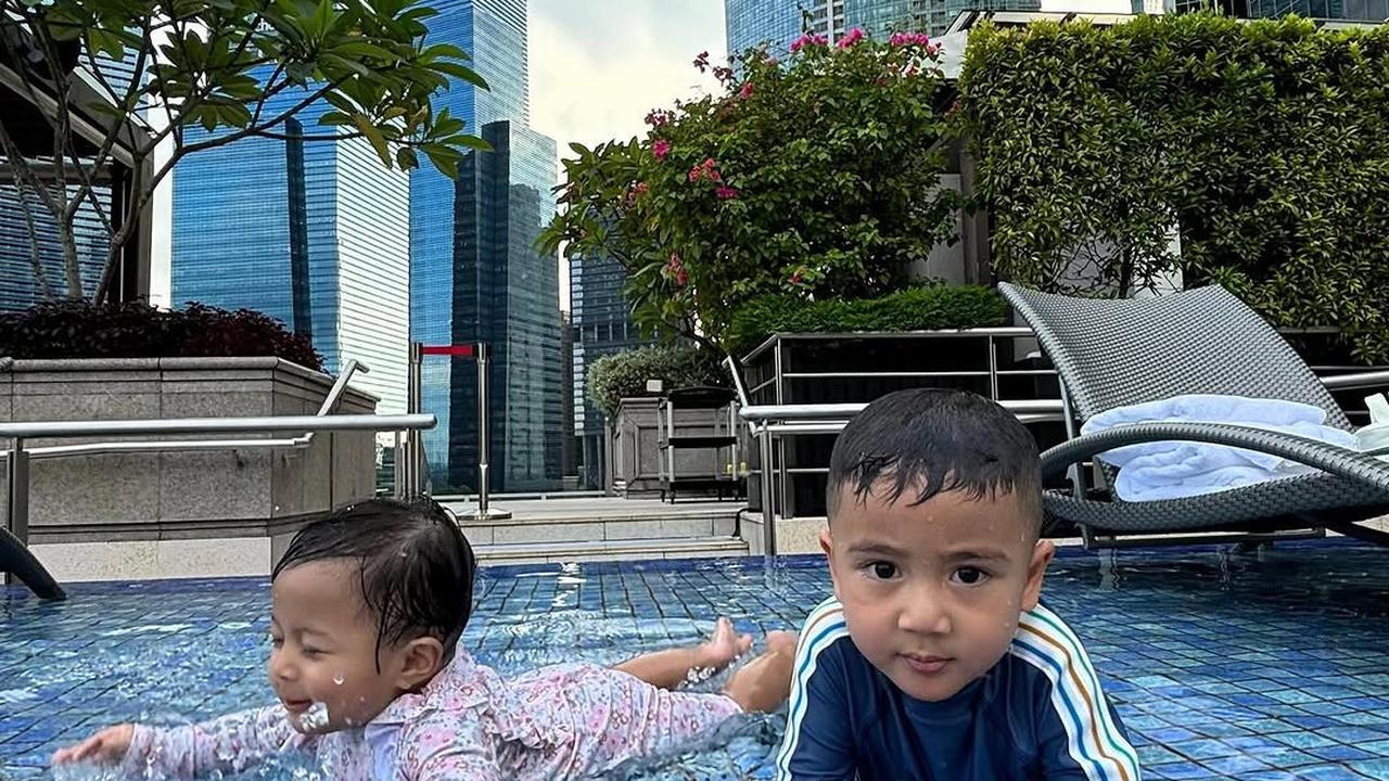 Potret Rayyanza Berenang Bareng Lily, Ekspresinya Lucu dan Bikin Gemas