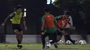 Pemain Timnas Indonesia, Andik Vermansah, mengontrol bola saat latihan di Lapangan ABC Senayan, Jakarta, Jumat (7/6). Latihan ini persiapan jelang laga persahabatan melawan Yordania. (Bola.com/Yoppy Renato)