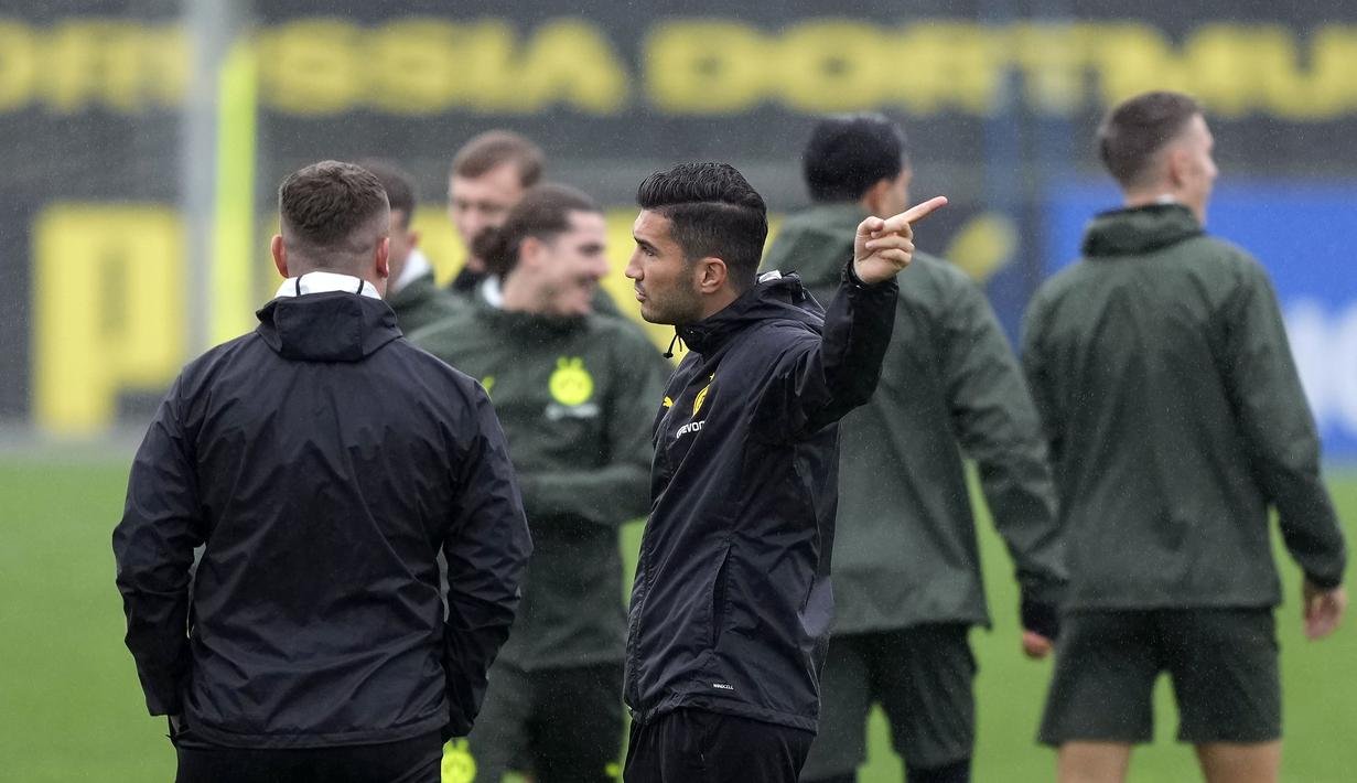 Pelatih Borussia Dortmund, Nuri Sahin berbincang dengan asisten pelatih menjelang laga lanjutan Liga Champions 2024/2025 melawan Real Madrid di tempat latihan Dortmund, Jerman, 21 Oktober 2024. (AP Photo/Martin Meissner)