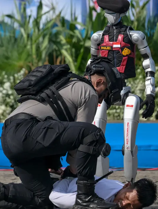 Langkah ini juga bertujuan untuk meningkatkan perlindungan dan pelayanan kepada masyarakat serta mengurangi risiko bagi personel di lapangan. (BAY ISMOYO/AFP)