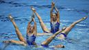 Tim renang indah putri Rusia beraksi di nomor team free final renang indah Kejuaraan Dunia Akuatik 2015 di Kazan, Rusia. (31/7/2015). (Reuters/Michael Dalder)