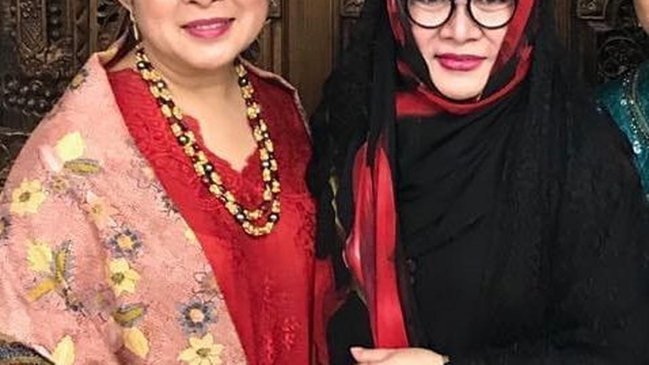 Tutut Soeharto merupakan anak pertama sedangkan Titiek anak keempat. Ini potret kebersamaan kakak beradik yang usianya selisih 10 tahun. Tutut lahir pada 23 Januari 1949, sedangkan Titiek lahir pada 14 April 1959.