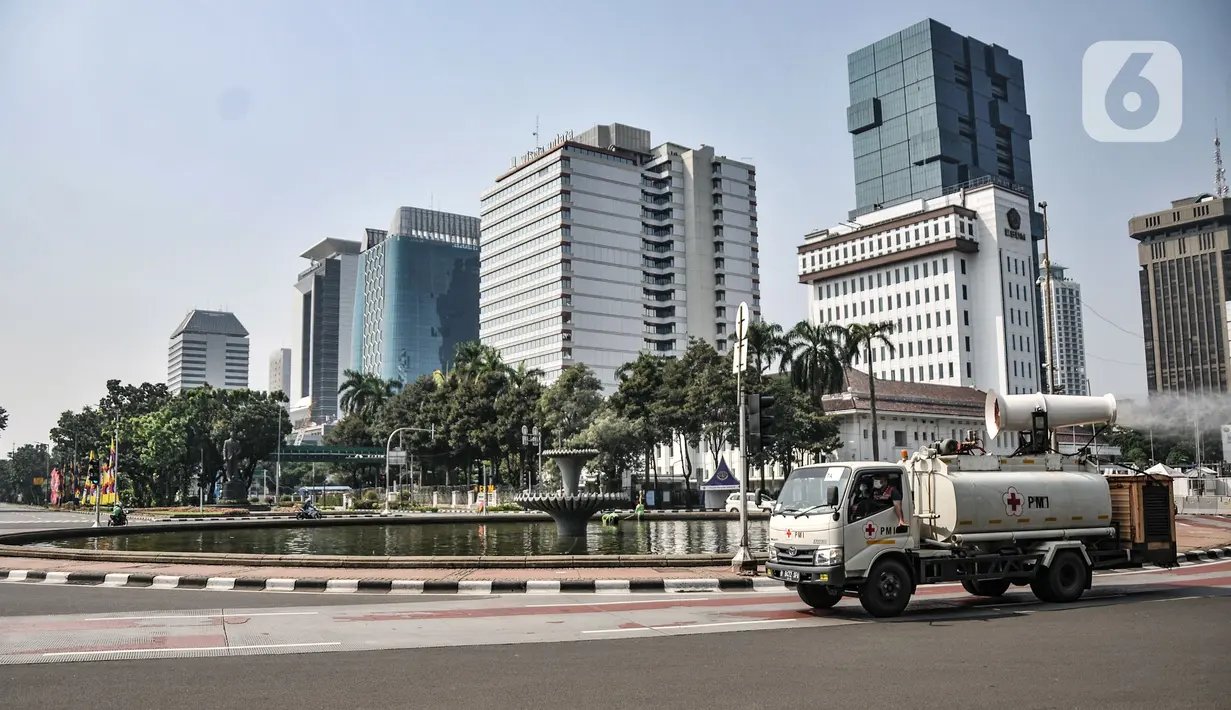 Petugas Palang Merah Indonesia (PMI) menggunakan kendaraan Gunners Spraying saat penyemprotan disinfektan di Jakarta, Selasa (6/7/2021). PMI melakukan penyemprotan disinfektan secara rutin dengan menggunakan kendaraan Gunners Spraying berkapasitas 5.000 liter. (merdeka.com/Iqbal S. Nugroho)
