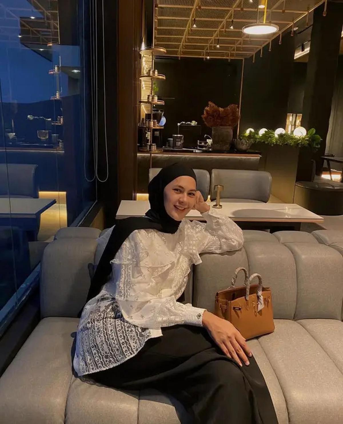 5 Look Andalan Paula Verhoeven, Gaya Kasual yang Siap Temenin Hari Aktif
