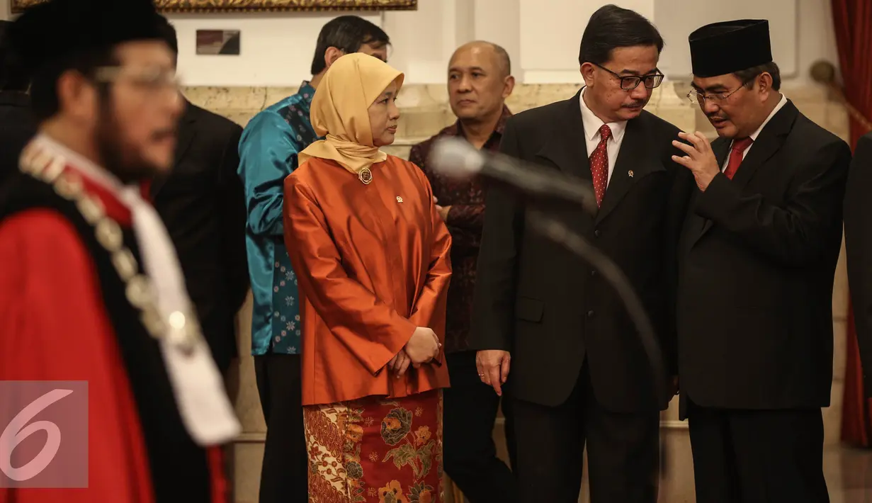 Menteri Agraria dan Tata Ruang Ferry Mursyidan Baldan (kedua kanan) berbincang dengan jimly asshiddiqie saat menghadiri pelantikan Anwar Usman menjadi Hakim Konstitusi di Istana Negara, Jakarta, Kamis (6/4). (Liputan6.com/Faizal Fanani)