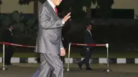 PM Malaysia Mahathir Mohamad menyapa awak media saat tiba di Bandara Halim Perdanakusuma, Jakarta, Kamis (28/6). Pada Jumat, 29 Juni, Mahathir dijadwalkan ke Istana Negara di Bogor untuk menghadiri jamuan makan siang. (Liputan6.com/Angga Yuniar)