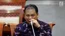 Ekspresi calon hakim MK, Arief Hidayat saat menjalani uji kelayakan dan kepatutan Hakim MK di ruang rapat Komisi III, Senayan, Jakarta, Rabu (6/12). Komisi III DPR menguji calon tunggal untuk mengisi posisi Hakim MK. (Liputan6.com/Johan Tallo)