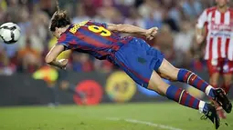 Striker Barcelona, Zlatan Ibrahimovic ketika membukukan gol perdana di La Liga saat menghadapi Spoting Gijon pada 31 Agustus 2009 di Nou Camp, Barcelona. AFP PHOTO/LLUIS GENE