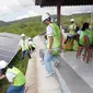 Sejumlah delegasi mengunjungi microgrid Nusa Penida, Bali. (dok. Hitachi Young Leader Initiative)