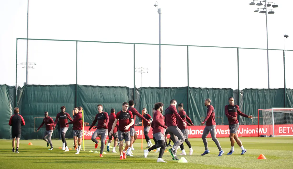 Suasana saat para pemain Liverpool berlatih jelang menghadapi FC Porto pada leg pertama perempat final Liga Champions di Melwood, Liverpool, Inggris, Senin (8/4). The Reds bertekad membungkam Porto di Stadion Anfield. (Reuters/Carl Recine)