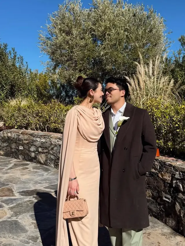 Gaya Elegan Aaliyah Massaid Kondangan ke Maroko bawa tas Chanel. [@aaliyah.massaid]