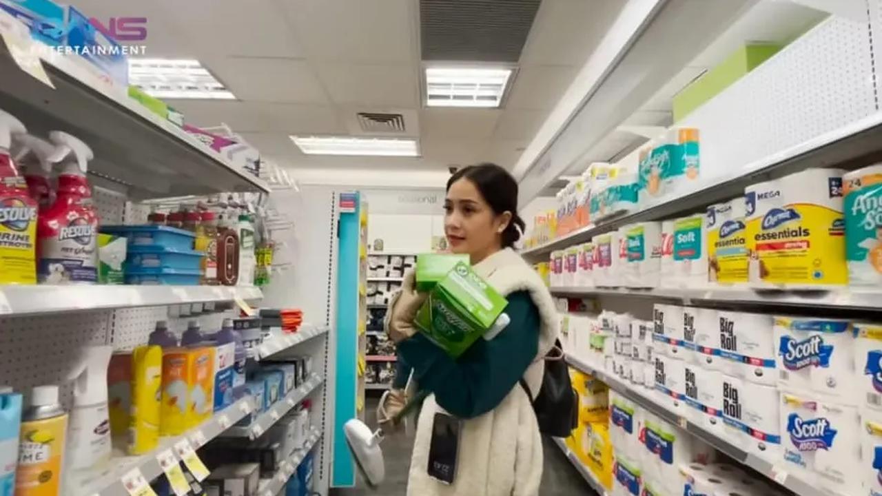 Potret Nagita Slavina Borong Belanjaan di Supermarket Amerika, Karyawan Heran Sampai Beli Sapu Kayak Mau Pindah Kostan