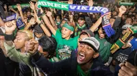 Sepanjang malam Bonek terus bernyanyi lagu-lagu yang biasa dinyanyikan saat mendukung Persebaya Surabaya saat sedang bertanding. (Bola.com/Vitalis Yogi Trisna)