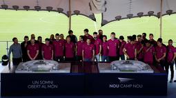 Pemain Barcelona berpose di dekat Maket proyek pemugaran Stadion Camp Nou , Barcelona, Spanyol (21/4). Barcelona membutuhkan biaya sebesar €600 juta dengan kapasitas stadion akan dinaikkan menjadi sebesar 105 ribu penonton. (REUTERS/Albert Gea)