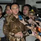 Gubernur DKI Jakarta Basuki Tjahaja Purnama (Ahok) usai menjalani pemeriksaan selama 12 jam di Gedung KPK, Jakarta, Selasa (12/4). Ahok dimintai keterangan terkait kasus dugaan korupsi pengadaan lahan RS Sumber Waras. (Liputan6.com/Helmi Afandi)