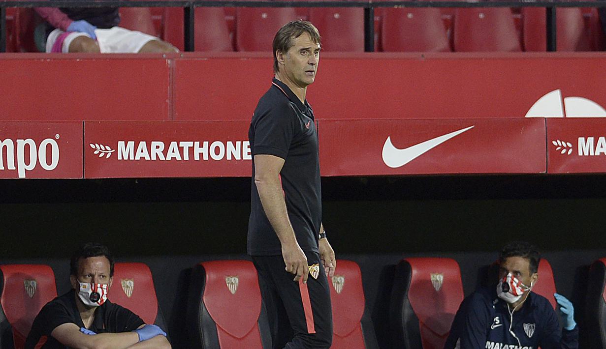 Pelatih Sevilla, Julen Lopetegui, memperhatikan pemainnya saat melawan Real Betis pada laga lanjutan La Liga di Estadio Ramon Sanchez Pizjuan, Jumat (12/6/2020) dini hari WIB. Sevilla menang 2-0 atas Real Betis. (AFP/Cristina Quicler)