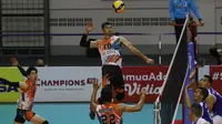 Middle blocker Jakarta BNI 46 Rian Irawan melepaskan smes saat melawan Bogor LavAni pada laga final four PLN Mobile Proliga 2022 di Padepokan Voli Jenderal Polisi Kunarto, Sentul, Bogor, Jumat (11/3). (foto: Bola.com/M. Iqbal Ichsan)