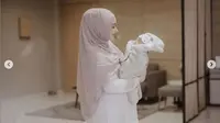 Dian Pelangi Bikin Bedong Bayi Beragam Tema, dari Batik sampai Pizza
