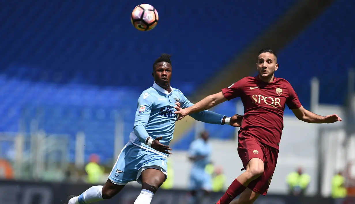 Striker Lazio, Balde Diao Keita, duel udara dengan bek AS Roma, Kostas Manolas pada laga lanjutan Serie A di Stadion Olympic, Roma (30/04/2017). Keita menjadi pemain yang diperebutkan AC Milan dan Juventus. (AFP/Filippo Monteforte)