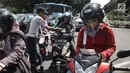 Petugas Dishub melakukan sosialisasi lajur khusus sepeda motor di Jalan MH Thamrin, Jakarta, Senin (29/1). Pengendara sepeda motor yang melintas di luar lajur khusus tersebut akan diberi sanksi sesuai ketentuan yang berlaku. (Liputan6.com/Arya Manggala)