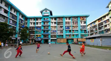 Sejumlah anak-anak warga penghuni rusun tampak ceria saat bermain di lapangan futsal yang ada di Rusun Muara Kapuk, Jakarta, Jumat (22/4/2016). Rusun Muara Kapuk sediakan lapangan sebagai sarana bermain untuk anak-anak.(Liputan6.com/Yoppy Renato)