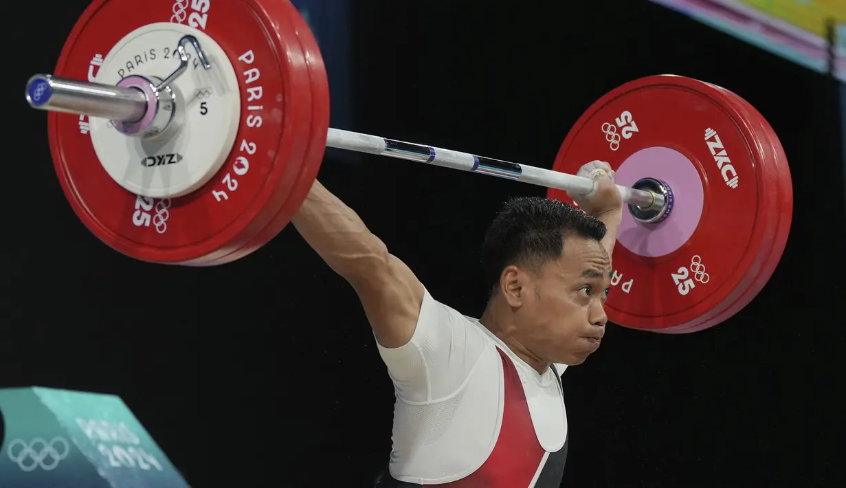 Lifter Indonesia, Eko Yuli Irawan melakukan angkatan snatch pada cabor angkat besi Olimpiade Paris 2024 di South Paris Arena, Paris, Prancis, Rabu (07/08/2024). (AP Photo/Kin Cheung)
