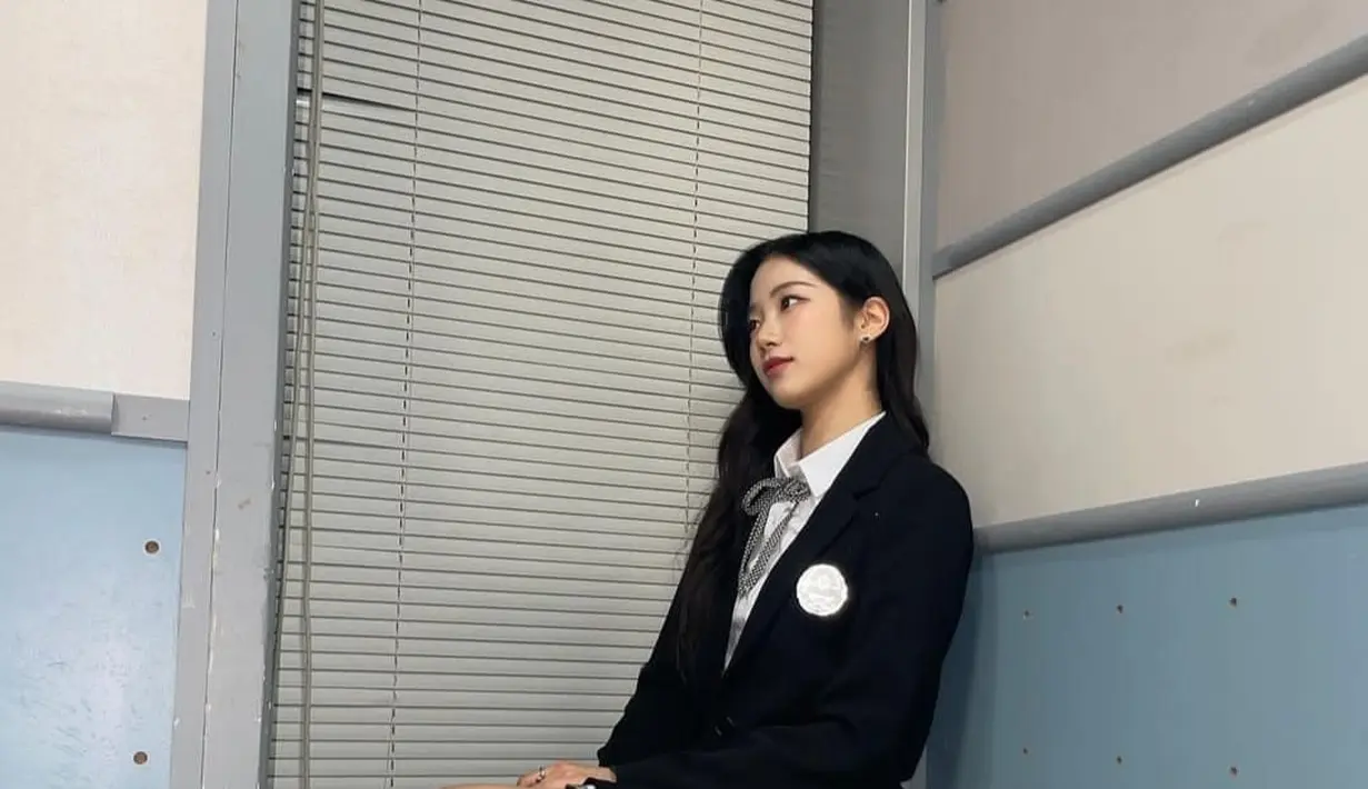 Jika kamu ingin mengenang memori sekolah bersama teman-teman, kamu bisa mengikuti gaya Kazuha satu ini. Seragam sekolah yang kamu pakai akan membuatmu terlihat lebih muda, bagaikan remaja tanpa beban. Saat kamu dan teman-temanmu memakai ini, mungkin kalian akan terlihat seperti siswi yang sedang cabut pelajaran, hihi. [@k_a_z_u_h_a__]