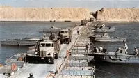 Pasukan Mesir menyeberangi Terusan Suez pada Perang Yom Kippur 1973 melawan Israel. Sebagai jalur strategis, Terusan Suez sempat diperebutkan sejumlah negara (Wikimedia Commons)
