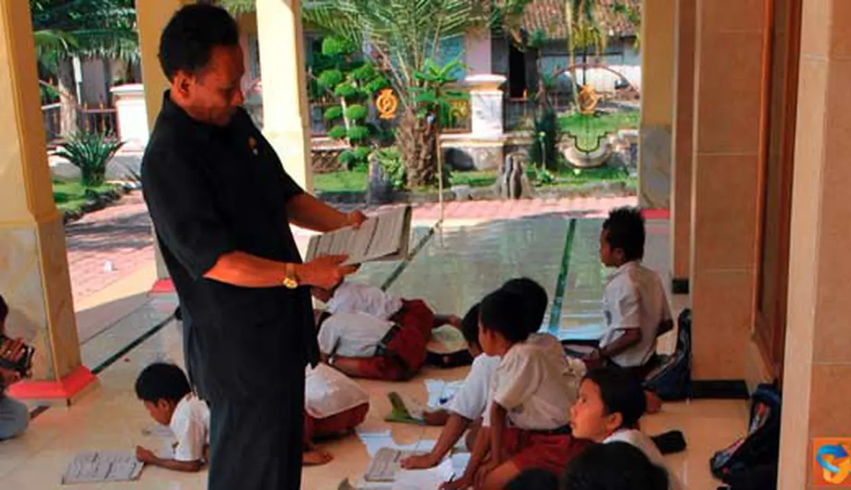 Citizen6, Jember: Gedung sekolahan roboh di SDN Bangon II Kecamatan Puger, Kabupaten Jember. Kegiatan belajar mengajar di masjid di Kecamatan Puger, Kabupaten Jember. (Pengirim: Sapto Raharjanto)