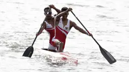 Pasangan Indonesia, Anwar Tara dan Yuda Firmansyah, saat beraksi pada SEA Games 2019 cabang kano nomor 1000 meter putra di Subic, Filipina, Jumat (6/12). Pasangan Indonesia berhasil meraih medali emas. (Bola.com/M iqbal Ichsan)