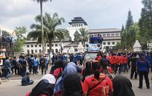 UMSK 2026 Diprotes, Buruh Jawa Barat Geruduk Kantor Gubernur KDM