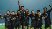 Para pemain Dewa United merayakan kemenangan 2-1 yang diraih di markas Persik Kediri, Stadion Brawijaya dalam laga pekan ke-25 BRI Liga 1 2024/2025, Sabtu (1/3/2025). (Dok. Dewa United)