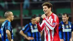 Striker Bayern Muenchen Mario Gomez meluapkan kegembiraannya setelah mencetak gol penentu kemenangan atas Inter Milan pada leg pertama babak 16 besar Liga Champions di Stadio Giuseppe Meazza, 23 Februari 2011. AFP PHOTO/GIUSEPPE CACACE