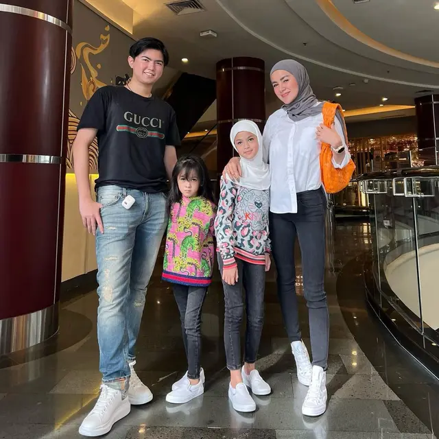 [Fimela] Olla Ramlan Bersama Anak-Anaknya