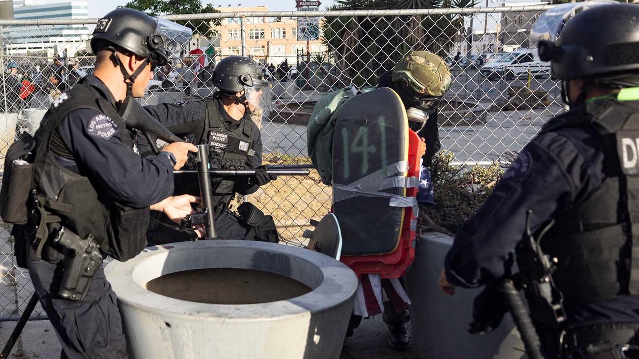 FOTO: Bentrokan Pecah Saat Aksi Menentang Presiden Donald Trump di Los Angeles