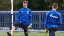 Pemain Schalke 04, Alexander Nuebel, melakukan latihan di Gelsenkirchen (12/5/2020). Sejumlah klub menggelar latihan jelang bergulirnya kembali liga-liga di Eropa. (AFP/Tim Rehbein)