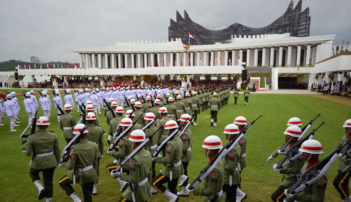 File foto menunjukkan personel Tentara Nasional Indonesia mengambil bagian dalam upacara pengibaran bendera yang menandai Hari Kemerdekaan ke-79 Indonesia di Istana Kepresidenan di Ibu Kota Nusantara, Sepaku, Penajam Paser Utara, Kalimantan Timur, pada 17 Agustus 2024. (BAY ISMOYO/AFP)