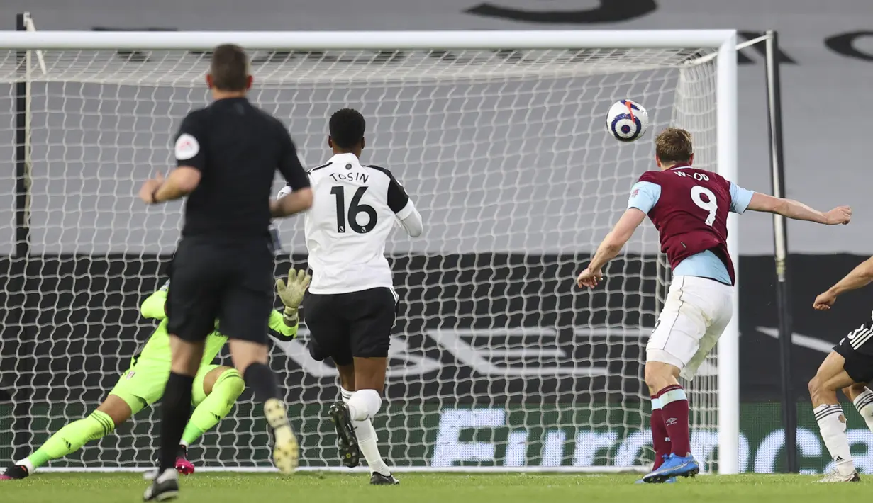 Striker Burnley, Chris Wood (kanan) mencetak gol kedua timnya ke gawang Fulham dalam laga lanjutan Liga Inggris 2020/2021 pekan ke-35 di Craven Cottage Stadium, London, Senin (10/5/2021). Burnley menang 2-0 atas Fulham. (AP/Catherine Ivill/Pool)