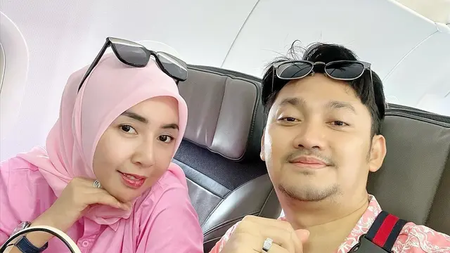 Potret Angga Wijaya Honeymoon Lagi dengan Istri, Berdua Tanpa Anak