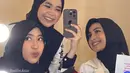 Meski sedang ramai dibicarakan netizen, Abidzar menegaskan ia dan Sintya Marisca hanya sekedar teman dekat. Ia juga sudah dekat dengan Adiba Khanza, adik Abidzar (Liputan6.com/IG/@sintyamarisca)