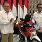 Menteri Energi dan Sumber Daya Mineral (ESDM) Arifin Tasrif bersama Menteri Perhubungan Budi Karya Sumadi dalam evaluasi pelaksanaan program konversi motor listrik, di Kementerian ESDM, Jakarta, Senin (19/9/2022).